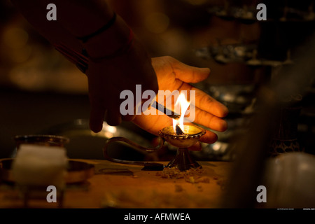 Hinduistischen heiligen Mann religiöse Zeremonie Puja Varanasi Indien durchführen Stockfoto