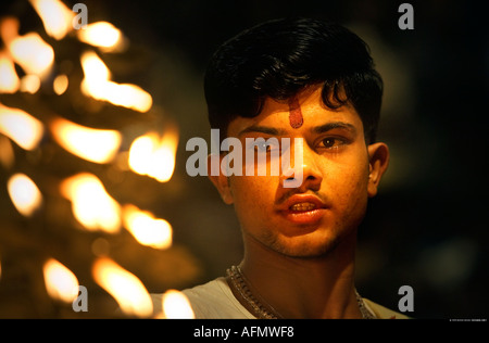 Hinduistischen heiligen Mann religiöse Zeremonie Puja Varanasi Indien durchführen Stockfoto