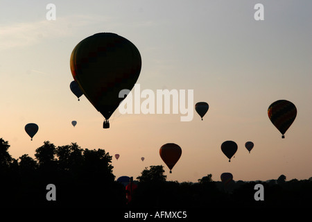 Silhouette von vielen Heißluftballons über Chatsworth Park Derbyshire England UK Stockfoto