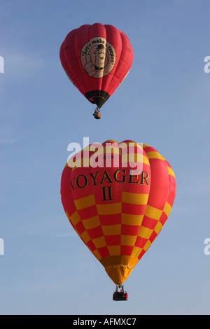 Heißluftballons über Chatsworth Park England UK derbyshire Stockfoto