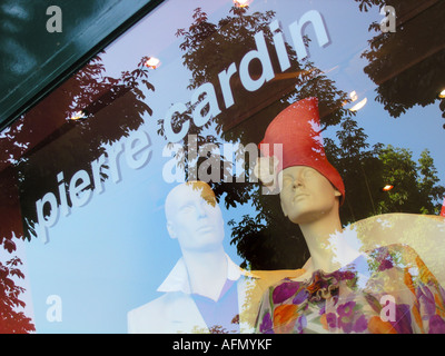 Shop-Schaufenster mit Schaufensterpuppe und Reflexion von Bäumen an Pierre Cardin Paris Frankreich Stockfoto