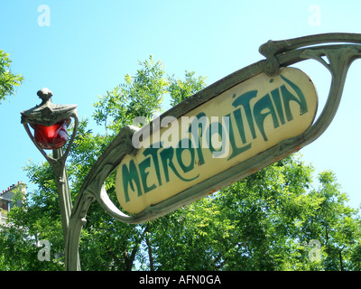 Detail der Metropolitan Schild mit Straßenlaterne am Boulevard Richard Lenoir u-Bahn Eingang Paris Frankreich Stockfoto