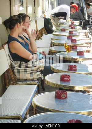 Zwei kaukasischen Tourist mit einem Drink in Place du Tertre Montmartre Paris France Stockfoto