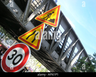 Verkehrszeichen in der Nähe von Eisenbahn Brücke Paris Frankreich Stockfoto