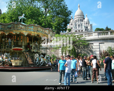 Karussell am Place St. Pierre mit Sacre Coeur im Hintergrund Paris Frankreich Stockfoto