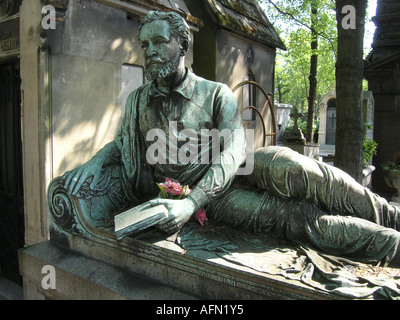 Architektonisches Detail Gruft menschliche Figur mit rosa Rose am Friedhof Pere Lachaise Paris Frankreich Stockfoto