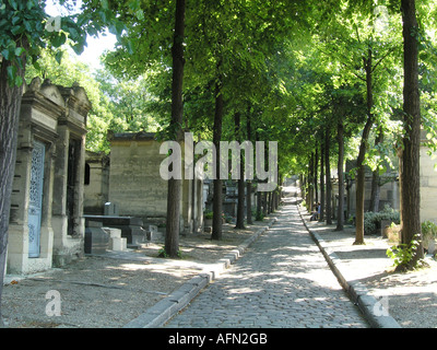 Gehweg mit Bäumen und Kopfsteinpflaster am Friedhof Pere Lachaise Paris Frankreich Stockfoto