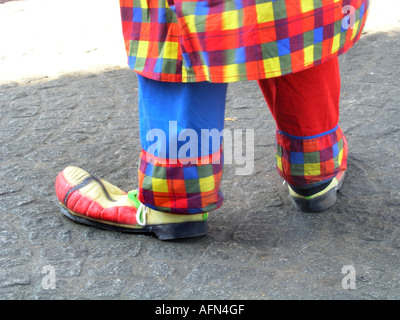 Bunte Schuhe von einsamen Clown in der Nähe von Centre Pompidou 4. Arr Paris Frankreich Stockfoto