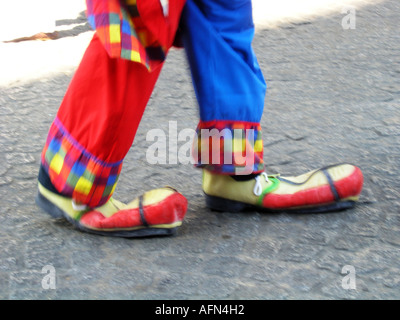 Bunte Schuhe von einsamen Clown in der Nähe von Centre Pompidou 4. Arr Paris Frankreich Stockfoto