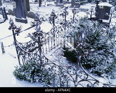 blau-getönten Bild des dekorativen Rahmen am Kirchhof im Schnee Roermond Niederlande Stockfoto