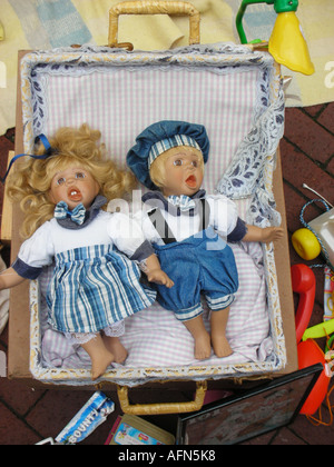 Porträt von zwei Puppen in Korb am Flohmarkt Stockfoto