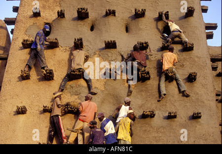 Mali Djenne Menschen, die auf die Wiederherstellung und die große Moschee mit frischen Schlamm auftragen Stockfoto