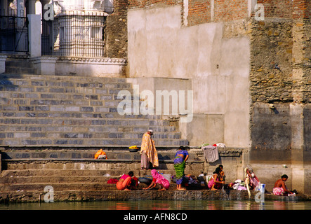 Wäsche waschen auf dem See in Udaipur Stockfoto