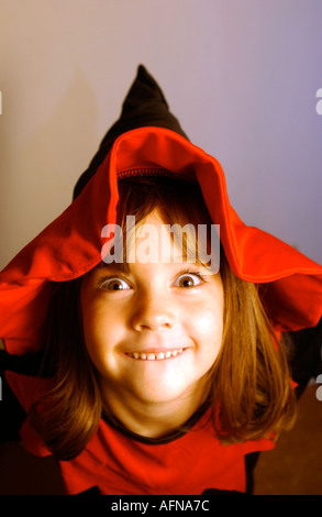 Mädchen, die als Hexe verkleidet Stockfoto