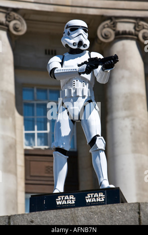 Eine Statue von einer imperialen Stormtrooper wirbt eine Star Wars Ausstellung in der County Hall, Südufer der Themse, London Stockfoto