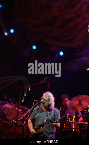 Jerry Garcia führt mit Grateful Dead während ihrer letzten Karneval-Show in Oakland Kalifornien während 1995. Mickey Hart Stockfoto