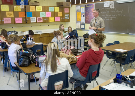 Lehrer in einer dynamischen Gruppensituation in einer High School-Jahrbuch veröffentlichen Klasse Stockfoto