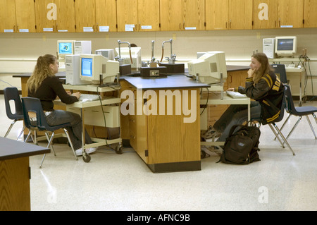Schüler arbeiten an Computer in einem Computerlabor Schule Stockfoto