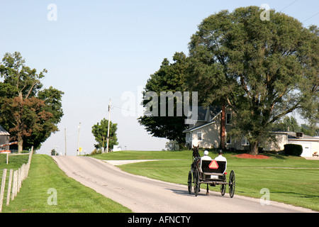 Shipshewana Indiana, Pferdewagen mit Amischen, Landstraße, Bauernhaus, IN070828096 Stockfoto