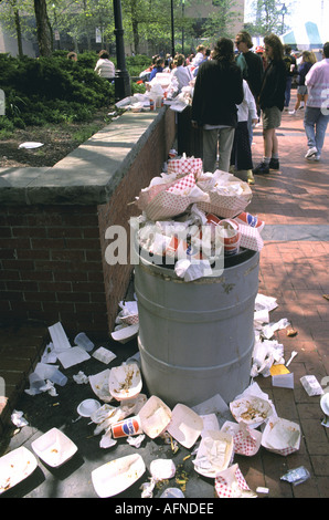 Papierkorb Verschmutzung über Füllung Sammelbehälter Stockfoto