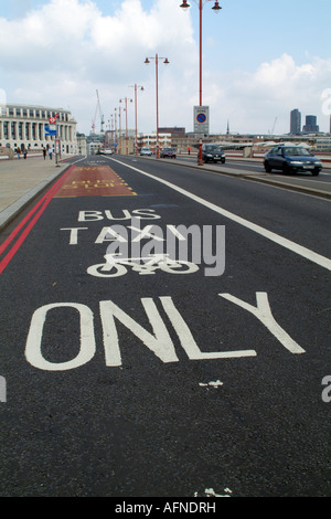 Straßenmarkierungen Bus Taxi und Radweg nur Bus Haltestelle Waterloo Bridge London England Stockfoto