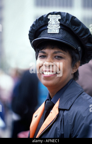 Porträt eines schwarzen weiblichen Polizisten während der Dienstzeit Stockfoto