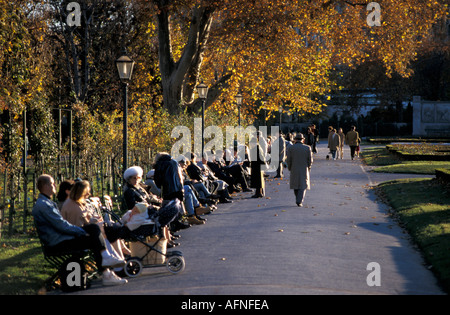 Herbst, Erholung im Wiener Volksgarten Stockfoto