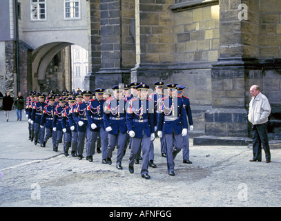 Die Wachablösung auf der Prager Burg auf einem Hügel über dem Fluss Vltava Stockfoto