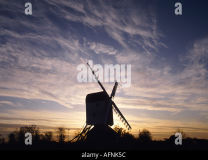 Mountnessing Windmühle in Silhouette bei Sonnenuntergang denkmalgeschütztes Gebäude der Klasse II Brentwood Essex England Stockfoto