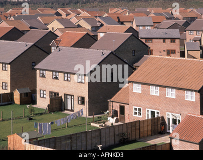 Aus der Vogelperspektive neue geneigte Dachziegelhäuser neue Wohnsiedlung gebaut 1990er Jahre ohne Spur von herkömmlichen Schornsteinschächten Grays Essex England Großbritannien Stockfoto