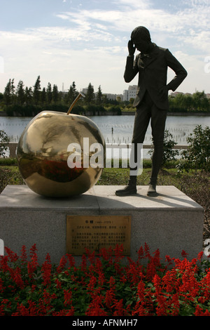 Shanghai China Shanghai University Campus wurde soeben abgeschlossen eine Skulptur von Isaac Newton und seine Apfel Stockfoto