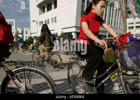 Shanghai China Shanghai University Campus wurde soeben abgeschlossenen Studenten Nutzung Fahrräder rund um den Campus zu bekommen Stockfoto