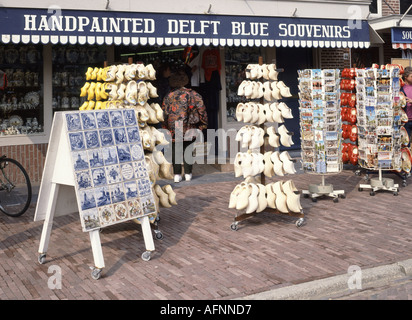 Delft Hauptplatz Nahaufnahme von Shop mit Outdoor-racks von Clogs andere Artikel zum Verkauf Stockfoto
