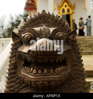 Wat Buddhapadipa thailändischer buddhistischer Tempel in Wimbledon London keine Freigabe erforderlich, Menschen weit entfernt und unkenntlich verschwommen Stockfoto