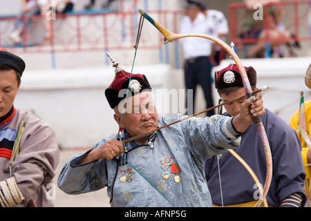 Alter Mann Bogenschütze am Naadam-Fest UB Mongolei Stockfoto