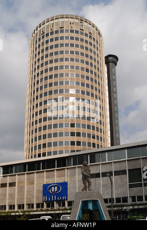 Der Runde Turm des Hilton Hotels mit der Statue von Dedan Kimathi Freiheitskämpfer Nairobi Kenia in Ostafrika Stockfoto