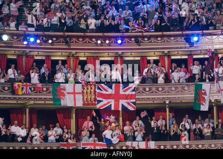 Letzte Nacht der Proms die Royal Albert Hall South Kensington Vereinigtes Königreich alle Nationen Flaggen. London Großbritannien HOMER SYKES Stockfoto