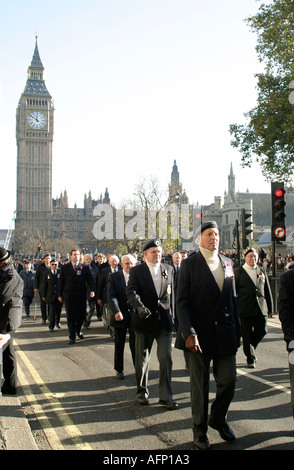 Soldaten marschieren vorbei an Cenotaph in London am Volkstrauertag Stockfoto