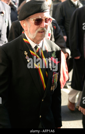 Soldaten marschieren vorbei an Cenotaph in London am Volkstrauertag Stockfoto