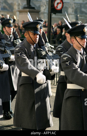 Soldaten marschieren vorbei an Cenotaph in London am Volkstrauertag Stockfoto