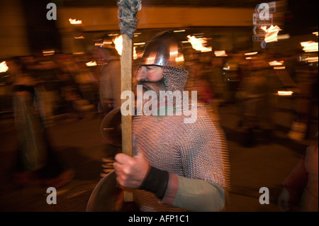 Mitglied der Cliffe Bonfire Gesellschaft gekleidet wie ein Wikinger mit lodernden Fackel, Lewes Bonfire feiern, East Sussex Stockfoto