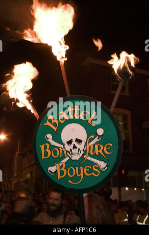 Lagerfeuer Gesellschaft Banner durchgeführt empor in Lewes Bonfire feiern, East Sussex, UK Stockfoto