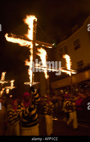 Brennenden Kreuze sind durch Lewes, Lewes Bonfire feiern, East Sussex, UK vorgeführt. Stockfoto