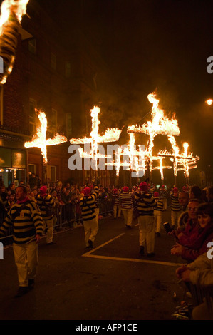 Brennenden Kreuze sind durch Lewes, Lewes Bonfire feiern vorgeführt. Stockfoto