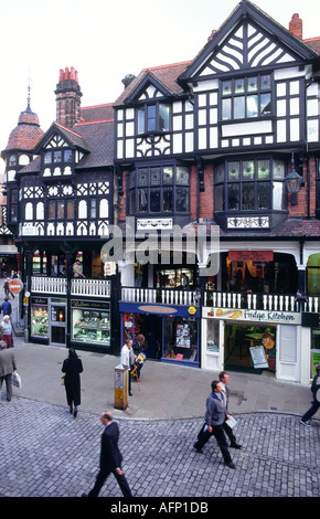 Chester, Cheshire, England. Geschäfte, bekannt als die Zeilen auf Bridge Street in viktorianischer Architekturzentrum der antiken Stadt. Stockfoto