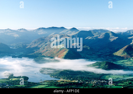 Seenplatte Fells von Skiddaw. SW über Derwentwater in der Nähe von Keswick Catbells und Scafell. Am frühen Morgen, Cumbria, England UK Stockfoto