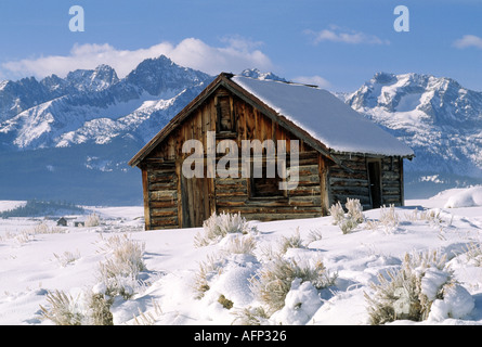 Stanley Idaho USA Winter-Szene der rustikalen Trapper Blockhütte mit Sawtooth Mountains im Hintergrund Stockfoto