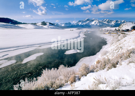 USA-Idaho-Winter-Szene von den Sawtooth Mountains und Salmon River in der Nähe von Stanley Idaho Stockfoto