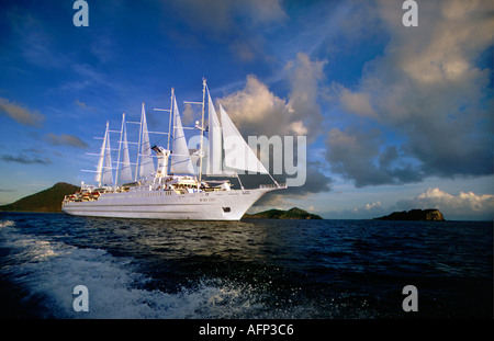 KARIBISCHEN Französisch Guadeloupe Inseln des Saint Kreuzfahrt Schiff mit vollen Segeln auf Wellen des Ozeans und geschwollenen blauen Himmel Stockfoto