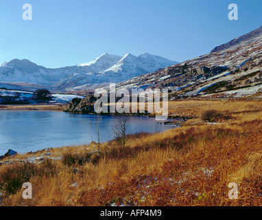 Snowdon gesehen über Llyn Mymbyr im Winter, in der Nähe von Capel Curig, Snowdonia-Nationalpark, Gwynedd, North Wales, UK Stockfoto